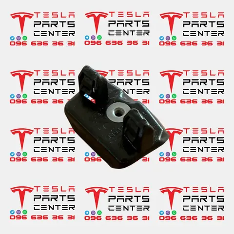 149377300B - Кронштейн центральний переднього бампера (квадратик малий) RH Tesla Model Y